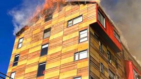 Chile tuvo ayer un incendio de consideración en un hotel. Foto Bomberos de Chile