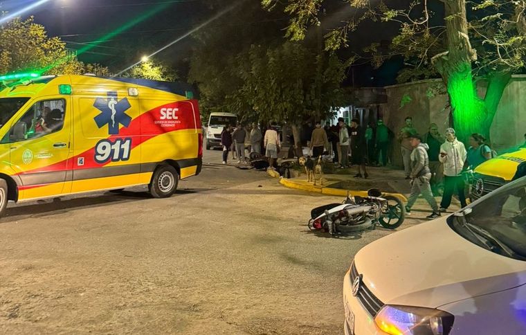 Un grave accidente vial se registró en Las Heras cuando dos motocicletas chocaron en una esquina. Los conductores debieron ser trasladados de urgencia al Hospital Central.