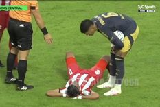 La honestidad del futbolista de Barracas que se cayó al piso y asustó a todos. Foto: Captura Paso a Paso La honestidad del futbolista de Barracas que se cayó al piso y asustó a todos. Foto: Captura Paso a Paso