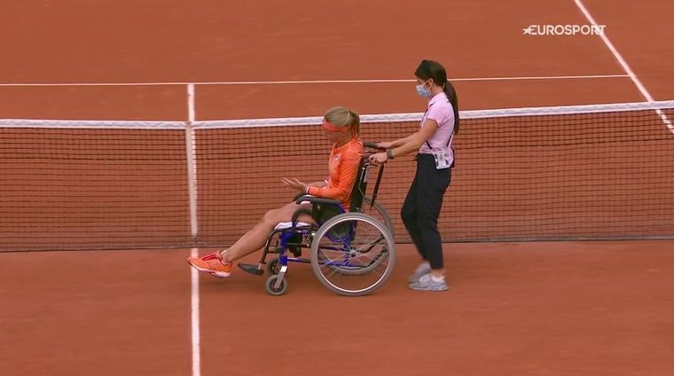 Escándalo en Roland Garros: tenista sale en silla de ruedas y rival se burla