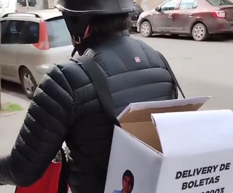 Matias Fhürer, precandidato a intendente de Tres Arroyos haciendo el delivery de boletas Foto: Gentileza