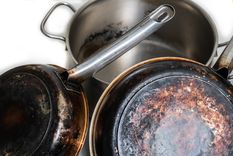 Tres consejos para limpiar una olla quemada fácilmente y sin dañarla Hoy traemos la solución para que tus ollas de cocina queden relucientes. Foto: Shutterstock