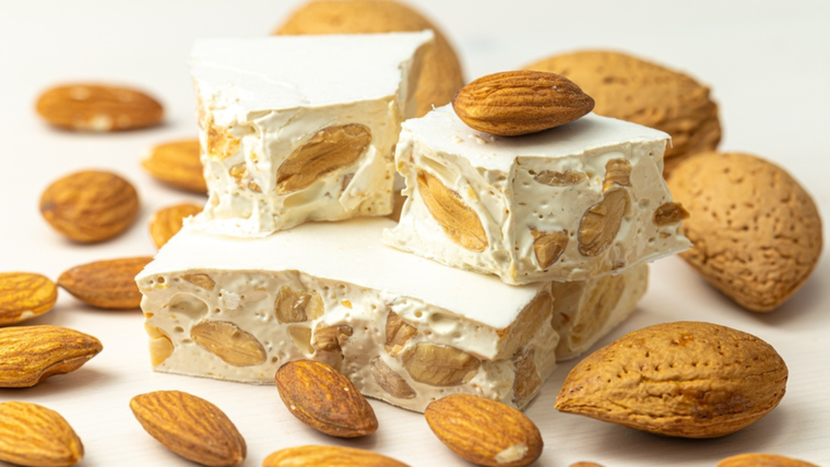 Dulce estrella navideña: receta de turrón de almendras.