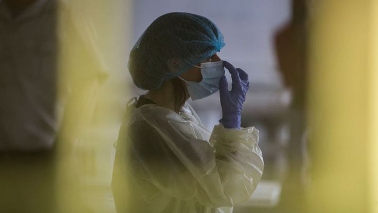 Una trabajadora de la salud se prepara para inciar vacunaciones en Uruguay, un país que experimenta una de las mayores tasas de infecciones en la región. Foto: GETTY IMAGES