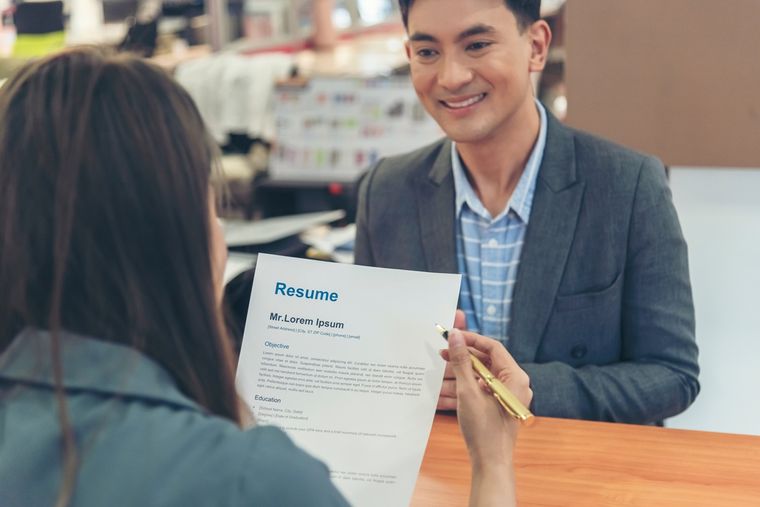 Los expertos advierten sobre riesgos éticos y sesgos en la selección basada en IA y curriculum.