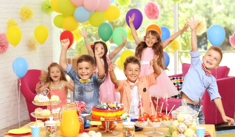 Los chicos incorporan una importante cantidad de calorías en los cumpleaños infantiles.
