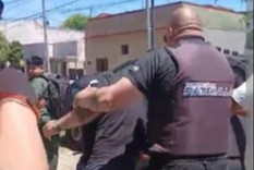 Tras dar positivo en el test, el chofer fue agredido por los padres y debió retirarse escoltado por la Policía.