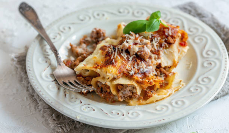 Receta paso a paso para que prepares unos canelones de carne con salsa de tomate para deleitar a todos.