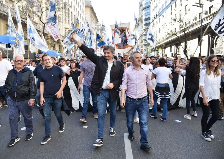 Máximo Kirchner junto al Cuervo Larroque, dos líderes de La Cámpora.
