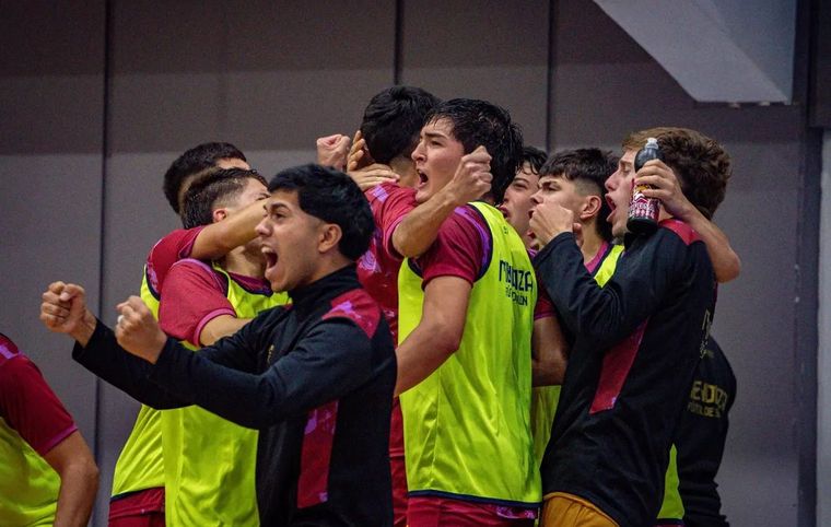 Mendoza ganó un partidazo y jugará la final del Argentino de Selecciones C-20 de futsal. (Enzo Espinosa) Mendoza ganó un partidazo y jugará la final del Argentino de Selecciones C-20 de futsal. (Enzo Espinosa)