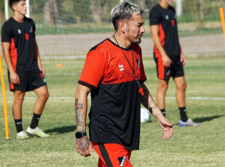 Sambueza inicia su camino como DT. Foto: Prensa Maipú