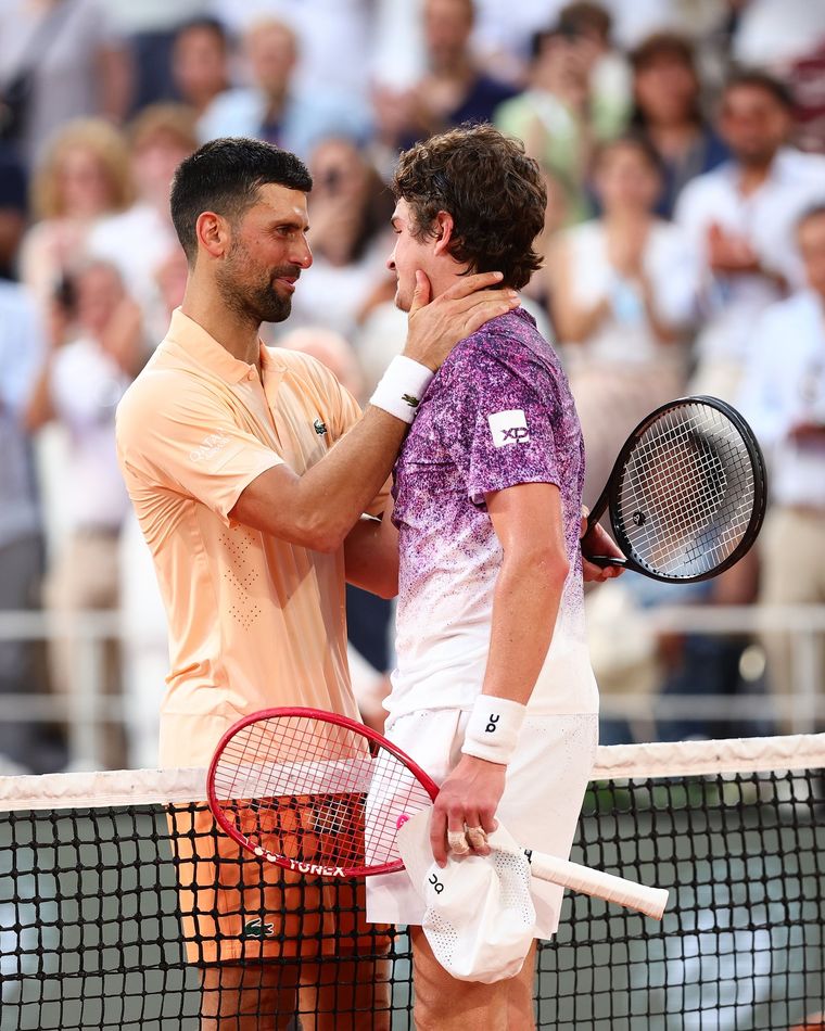 Joao Fonseca protagonizó una de las mayores sorpresas de Roland Graros al remontar dos sets ante Novak Djokovic y eliminar al último campeón que seguía en carrera. Joao Fonseca protagonizó una de las mayores sorpresas de Roland Graros al remontar dos sets ante Novak Djokovic y eliminar al último campeón que seguía en carrera.