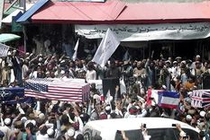 El cortejo improvisado con ataúdes con banderas de Occidente. Foto: Rt.