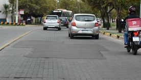 La combinación de desgaste y parches con asfalto genera preocupación por la durabilidad del adoquinado en Mendoza. La combinación de desgaste y parches con asfalto genera preocupación por la durabilidad del adoquinado en Mendoza.
