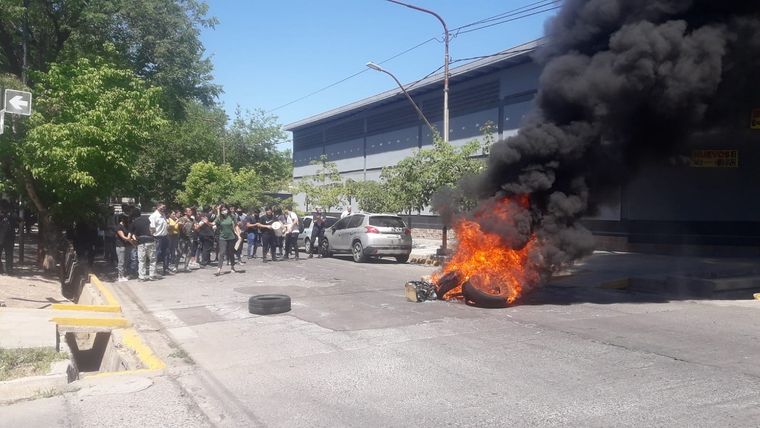 Así lucía hace instantes la calle Uruguay, donde se encuentra el establecimiento educativo