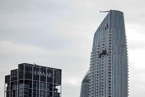 Los restos de un dron derribado en Dubai causaron daños en un edificio. Los restos de un dron derribado en Dubai causaron daños en un edificio.