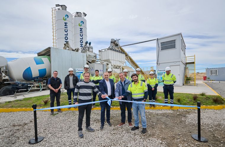 El intendente de Campana, Sebastián Abella, y el secretario de producción de la Municipalidad de Zárate, Ariel Larralde, participaron junto a Pablo Bittar, CEO de Holcim, y Pablo Galindo, Gerente de Hormigones de la compañía, del corte de cinta de la nueva planta de Hormigón en Zárate. Foto: Prensa Holcim.