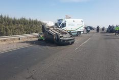 El auto volcado y la asistencia médica Foto: Imagen ilustrativa