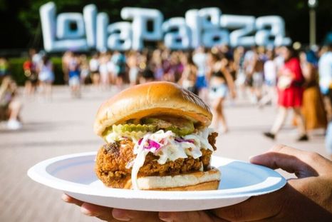 Miles de jóvenes cargan sus pulseras para evitar las filas en las horas pico del festival. / Instagram @lollapaloozaar Miles de jóvenes cargan sus pulseras para evitar las filas en las horas pico del festival. / Instagram @lollapaloozaar