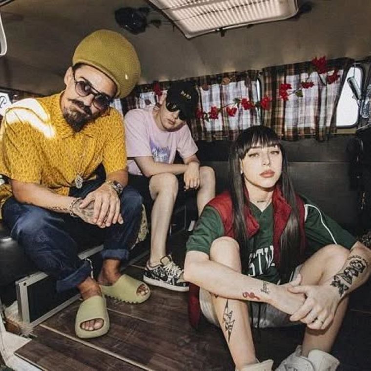 Bizarrap, Nicki Nicole y Dread Mar en la combi de Matías. Bizarrap, Nicki Nicole y Dread Mar en la combi de Matías.