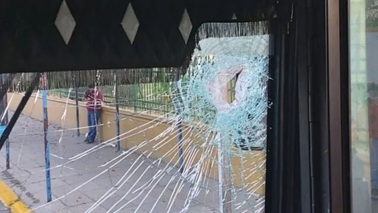 El piedrazo ingresó por el parabrisas