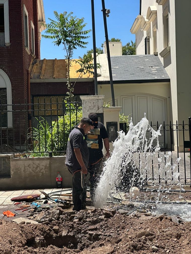 Se pinchó un caño en Emilio Civit, antes de llegar a Paso de los Andes Foto: MDZ