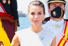 La Reina ha amadrinado y presidido el acto de entrega de la enseña nacional a la Fuerza de Guerra Naval Especial, #FGNE, en el muelle ‘Juan Sebastián de Elcano’ de Cartagena. Foto: Twitter @CasaReal