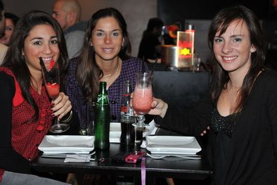 MDZol | Brindis por la amistad. Yamila González, Silvina Ambrosi y Marian Rodríguez. Foto: Gerardo Gómez / MDZ