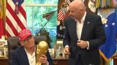 Infantino le entregó la Copa del Mundo a Donald Trump. Infantino le entregó la Copa del Mundo a Donald Trump.