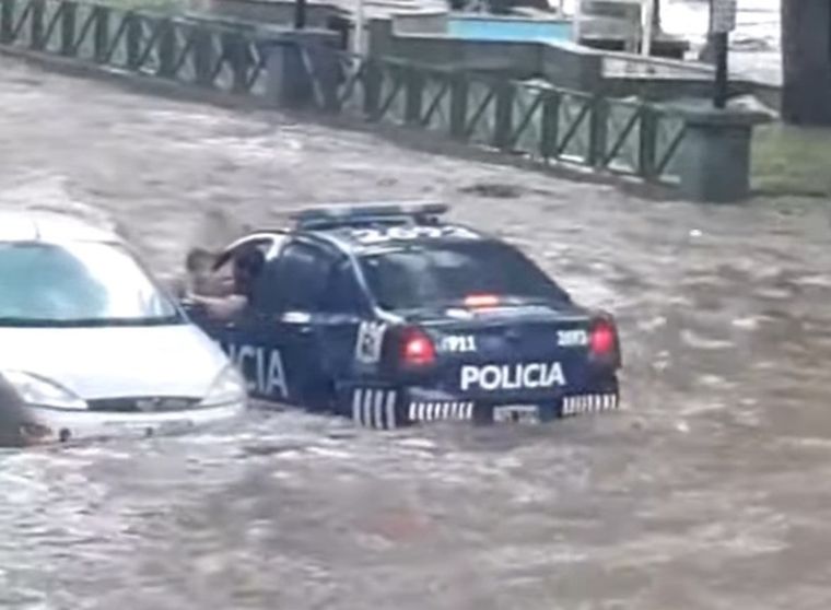 Inundados La patrulla se acercó a pesar del metro de agua.
