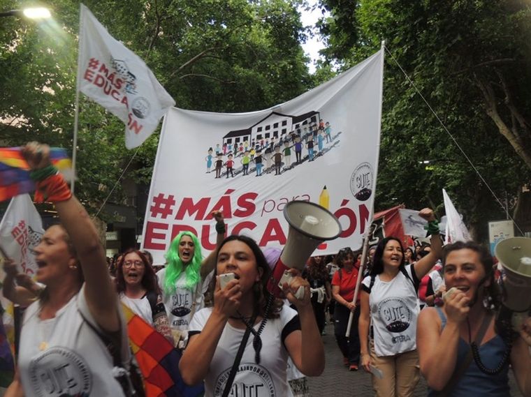 La marcha de los dicentes donde exigieron el cumplimiento del acta.