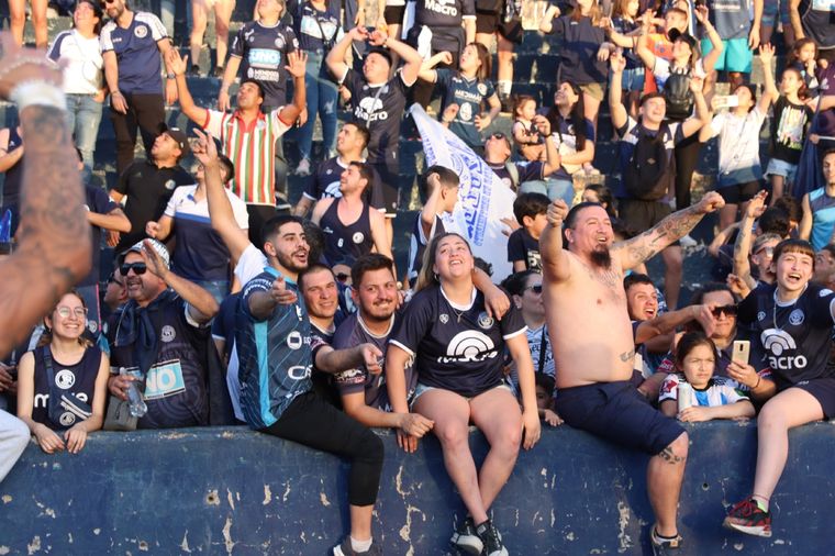 Los hinchas de la Lepra quieren copar el Kempes. Foto: Santiago Tagua/MDZ