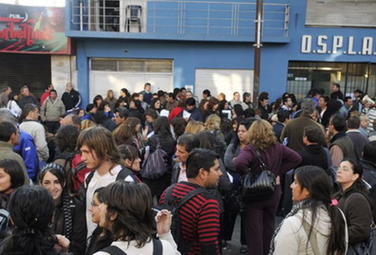 Las autoridades siguen agolpadas a la espera de las urnas. Foto: MDZ
