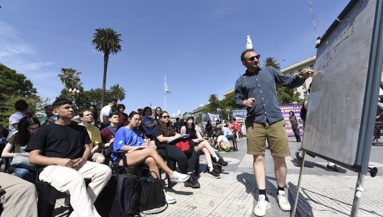 En octubre de 2024, los docentes de la UBA convocaron a clases públicas en la Plaza de Mayo Foto: NA