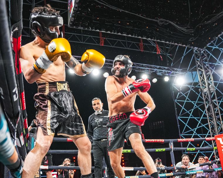 Una de las luchas más entretenidas fue la de Grego Rossello contra el streamer Goncho, quién ganó por KO técnico. Una de las luchas más entretenidas fue la de Grego Rossello contra el streamer Goncho, quién ganó por KO técnico.