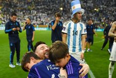 NOTICIAS ARGENTINAS BAIRES, DICIEMBRE 18: El capitán de la Selección argentina, Lionel Messi, celebra con sus hijos luego de ganar el Mundial de Qatar. Foto: Foto NA: FIFA