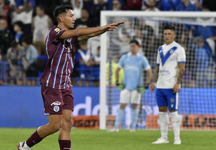 Facundo Wily Altamira festeja el 2-0 de Godoy Cruz en el José Amalfitani. El Tomba convirtió sus primeros goles en el Apertura y logró su primera victoria en la despedida de Pedernera. Foto: Fotobaires