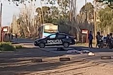 Los primeros trabajos en la escena del accidente fatal, con los cuerpos de las niñas aún tendidos sobre el asfalto. 