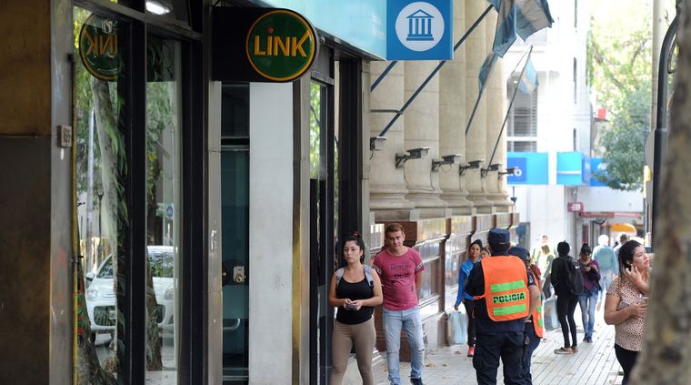 Los empleados harán un jornada de 7:45 a 15:15 horas Foto: ALF PONCE MERCADO / MDZ