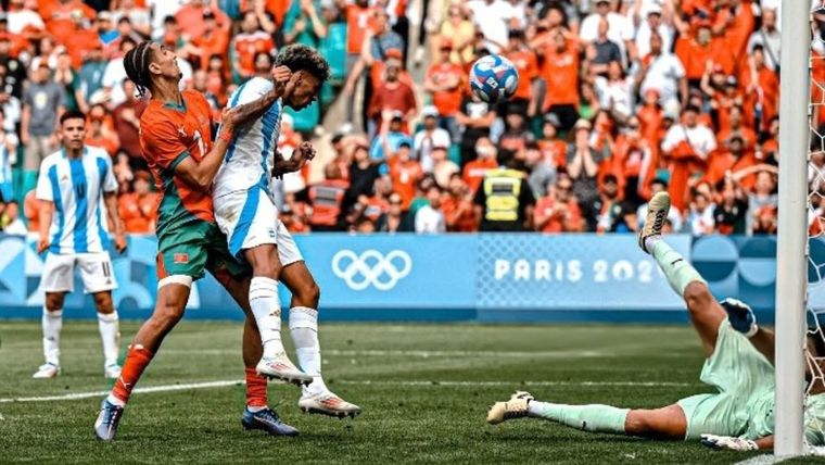 Medina ya cabeceó para lo que había sido el empate argentino. Foto: @cristanmedinaOK