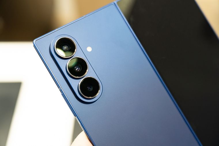 El potente procesador Snapdragon potencia el procesamiento inteligente del nuevo telefono plegable. El potente procesador Snapdragon potencia el procesamiento inteligente del nuevo telefono plegable.