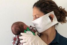 Sara aún no ha podido darle un besito a su hija recién nacida.
