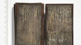 El hallazgo apareció en Alemania dentro de un antiguo pozo ciego y permitió recuperar un pequeño cuaderno medieval que todavía conserva escritura en sus páginas. El hallazgo apareció en Alemania dentro de un antiguo pozo ciego y permitió recuperar un pequeño cuaderno medieval que todavía conserva escritura en sus páginas.