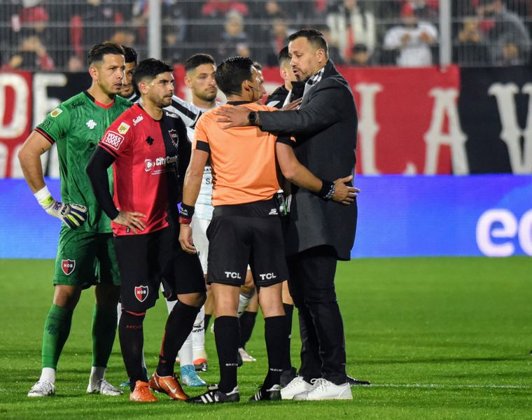 El árbitro fue impactado por un objeto cuando analizaba una posible roja y debió ser protegido por la policía.