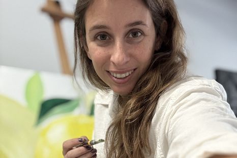 La artista estudió Diseño Industrial y, años más tarde, sintió que su necesidad de pintar era aún más fuerte. La artista estudió Diseño Industrial y, años más tarde, sintió que su necesidad de pintar era aún más fuerte.