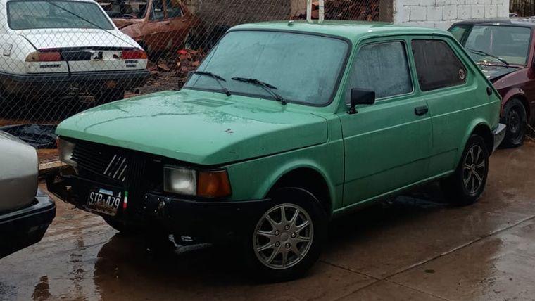 El Fiat 147 verde en el que se dio a la fuga el hombre detenido. 