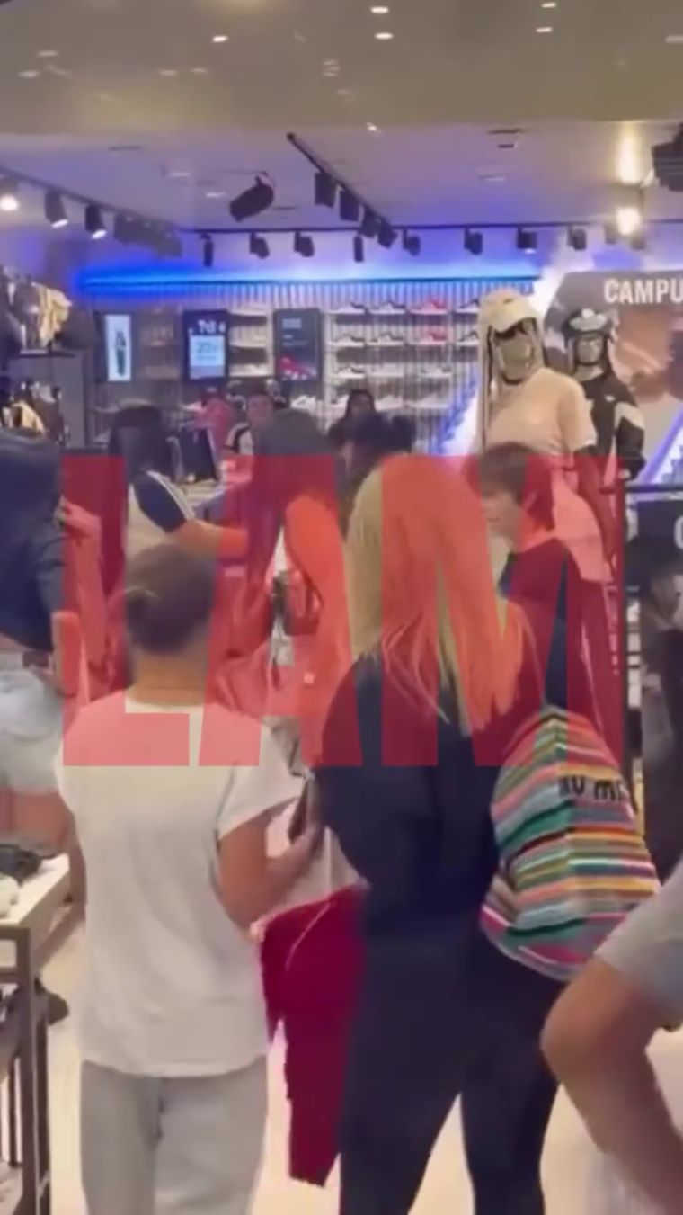 El momento exacto: la hija de la medi&aacute;tica se agacha para besarle la panza frente a las c&aacute;maras.