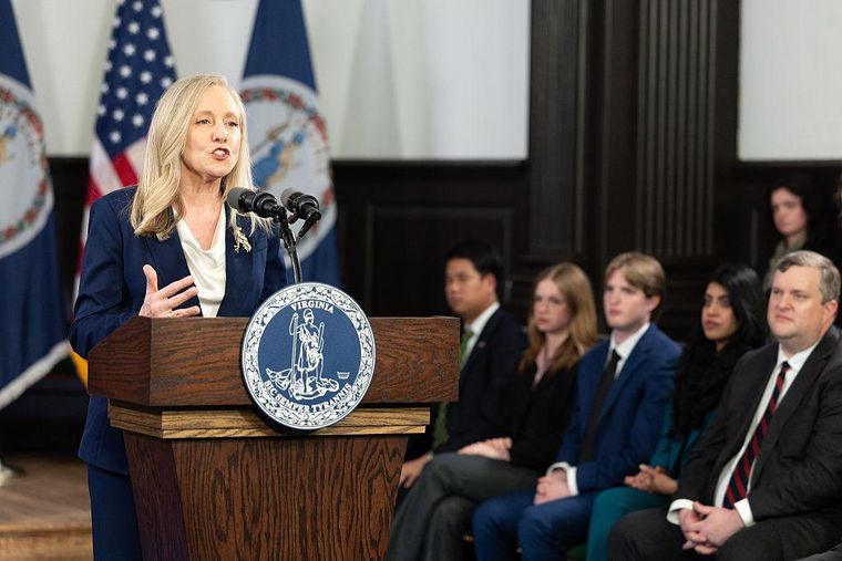 La gobernadora de Virginia acusó a Trump de "mentir" en su discurso de gestión presidencial.