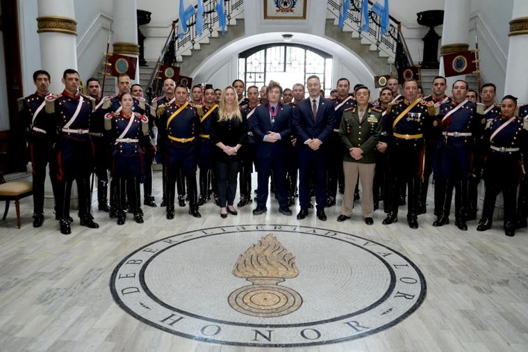 Javier Milei junto a su hermana Karina; el ministro de Defensa, Luis Petri, y las autoridades del Regimiento de Granaderos.