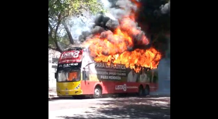 Un colectivo de un partido político se incendió en pleno centro